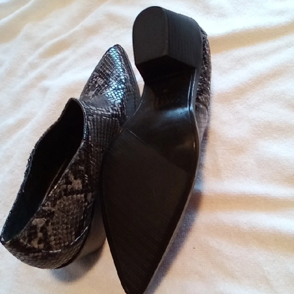 Zara Black Ankle Boots with Sleek Pointed Toe - Picture 3 of 8